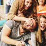 ¿Es aconsejable intentar ligar en grupo? Consejos para hacerlo